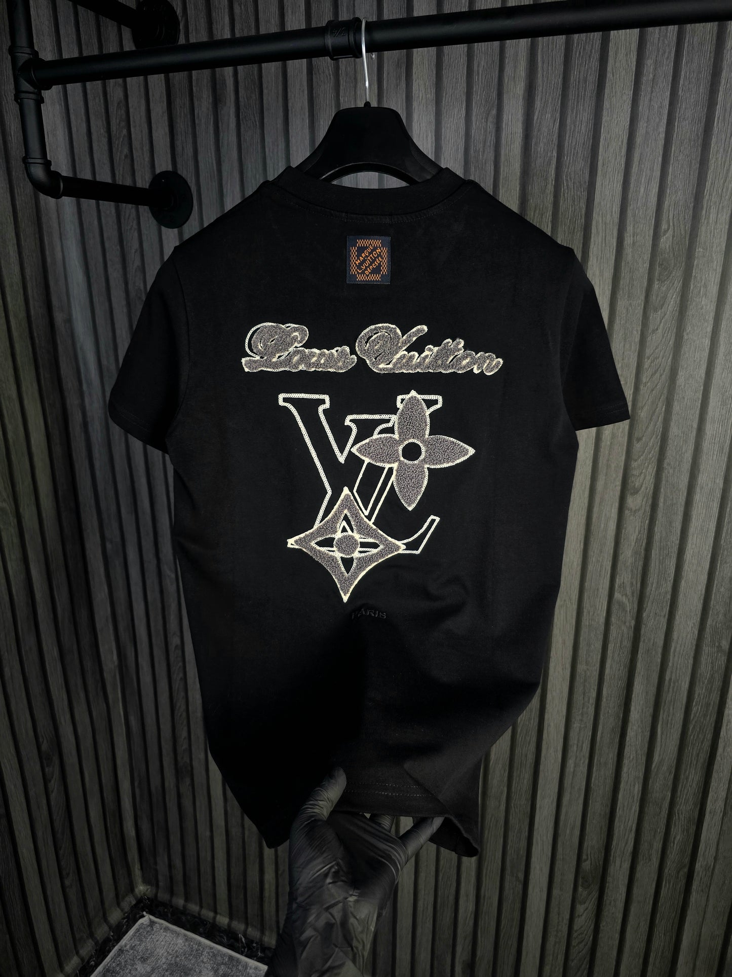 CAMISETA LV (BORDADA)