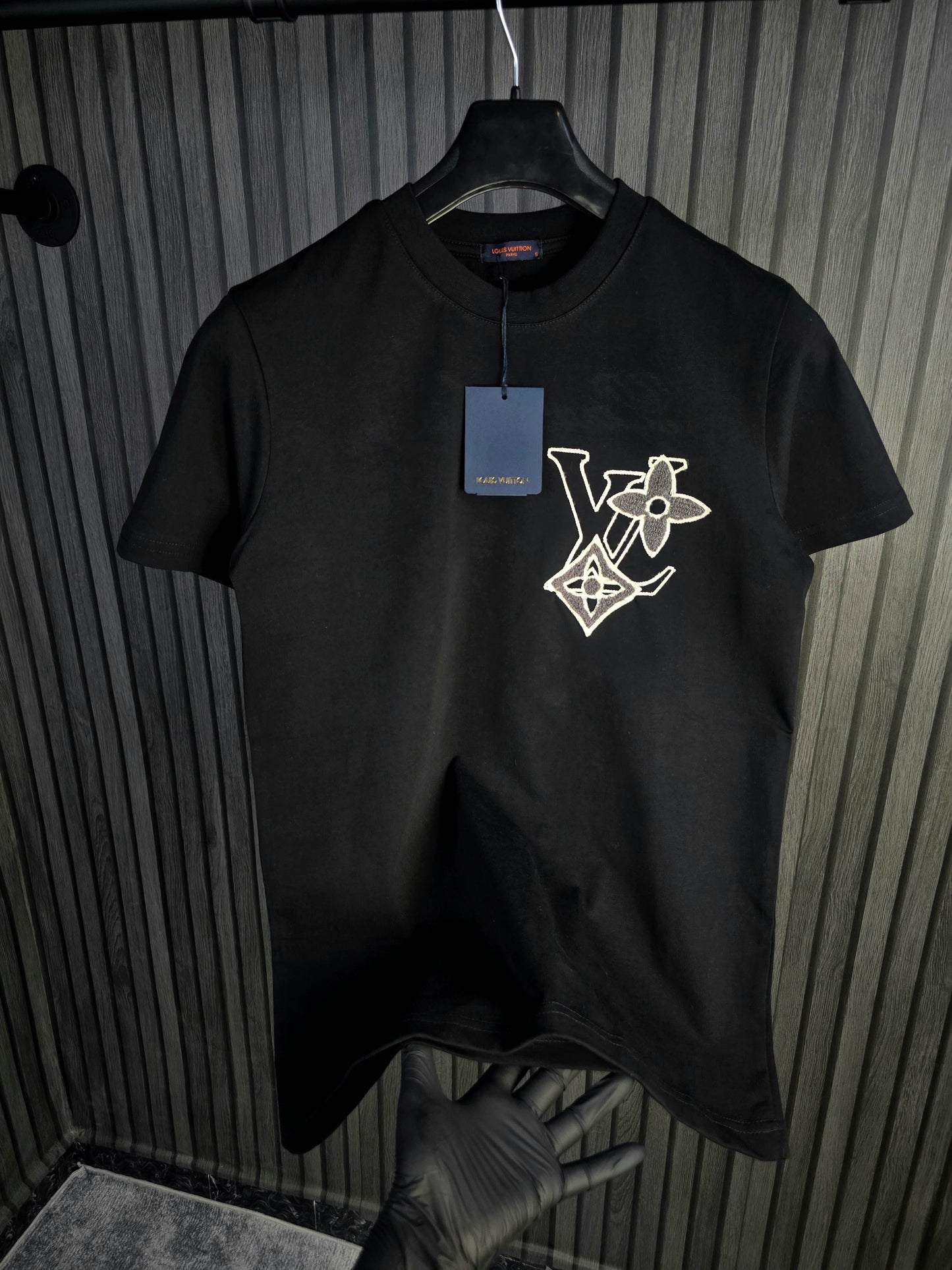 CAMISETA LV (BORDADA)