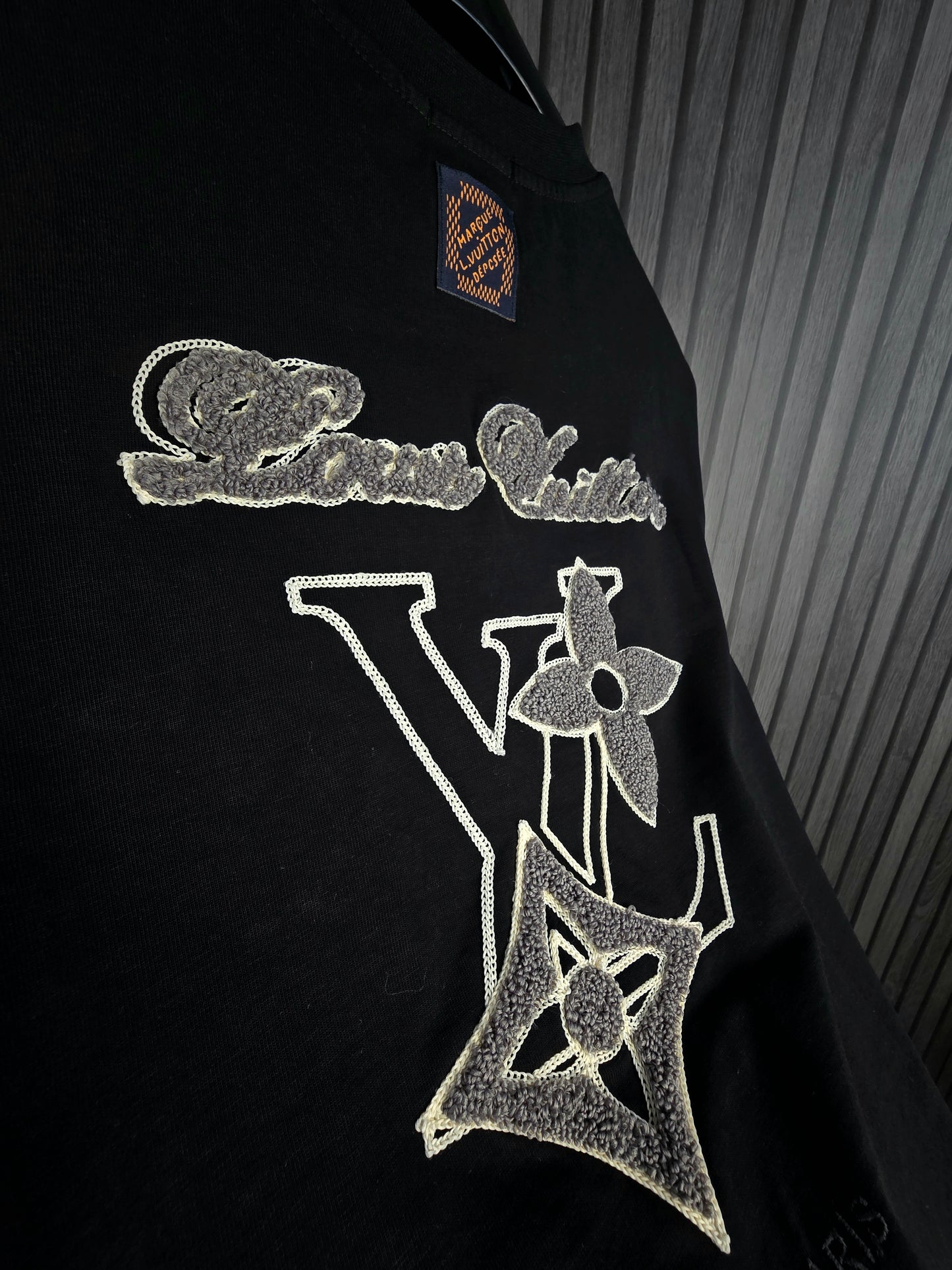 CAMISETA LV (BORDADA)